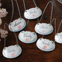 5個あり！手描きのエナメルボトルタグ（4.5x3cm）　フランスアンティーク雑貨