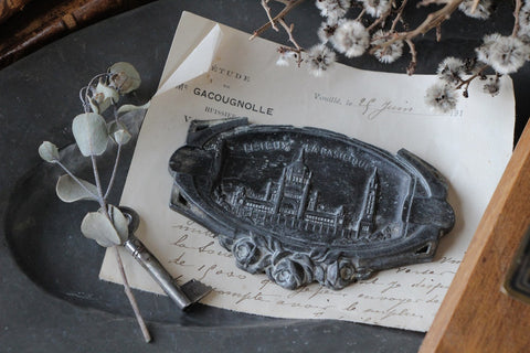 バラと巡礼地が描かれたアッシュトレー（横幅10.5cm）　フランスアンティークインテリア雑貨