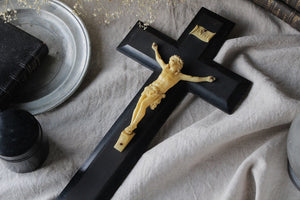 黒にアイボリーのキリストが美しい十字架（40x22cm）　フランスアンティークインテリア雑貨