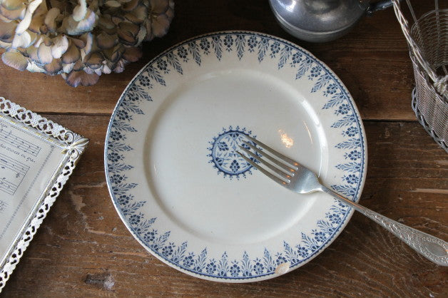 料理映えするサルグミンヌ窯のブルー皿　フランスアンティーク食器