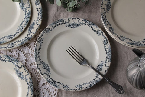 複数枚あり！白地にブルーの絵が美しいサラン窯プレート（皿）　フランスアンティーク食器