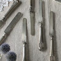 6本あり！イニシャルのエンボスがかっこいいシルバー製バターナイフ　フランスアンティークカトラリー（銀器）