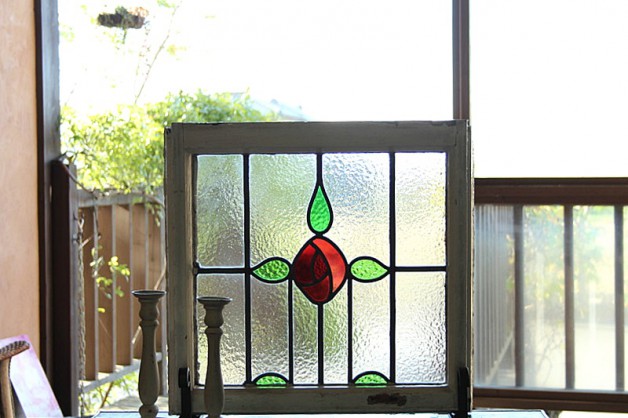 2枚あり！葉っぱのデザインがおしゃれな赤いバラステンドグラス イギリスアンティーク(住宅窓) 52.5cm×51.5cm
